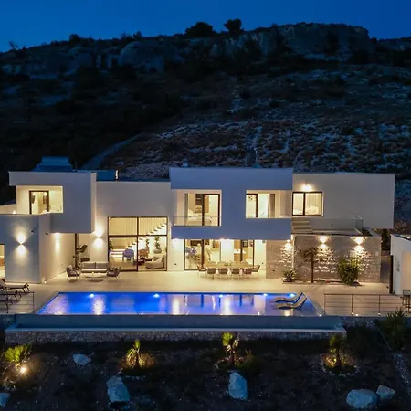 Luxury, Seaview Grandeca Vila *