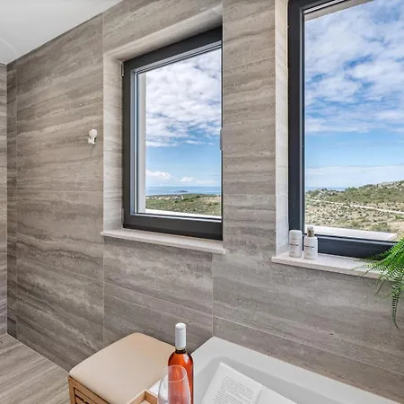 Luxury, Seaview Grandeca Vila